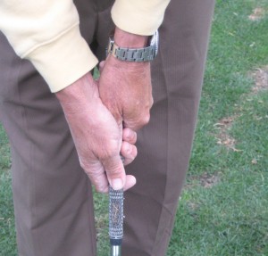 how to grip a golf club fingers interlaced