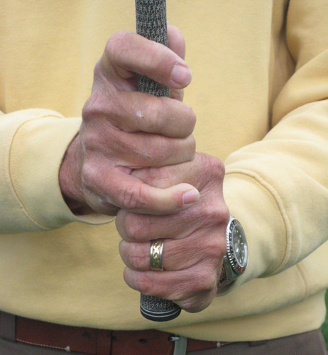 overlapping golf club grip
